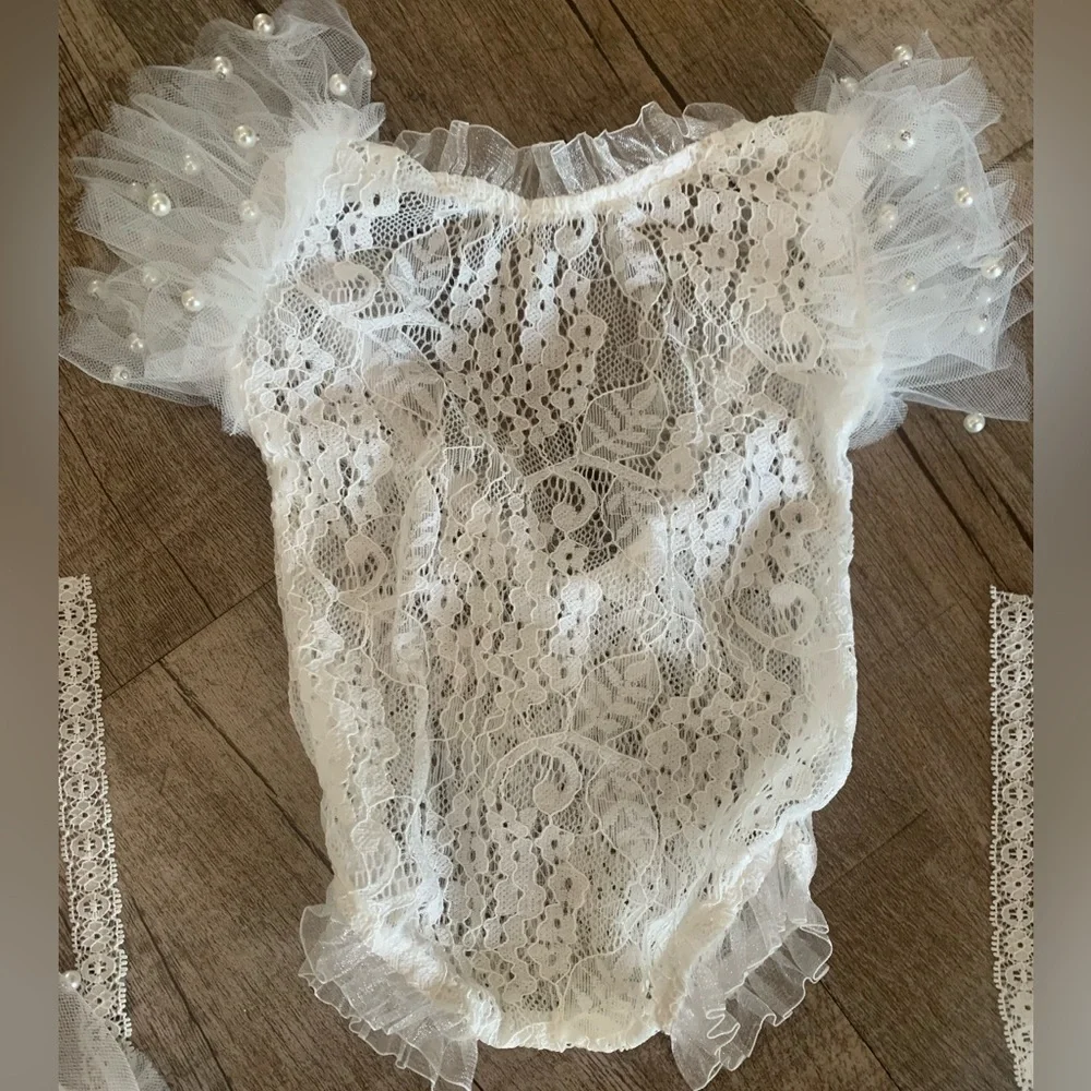 White lace‎ Newborn romper with pearls
